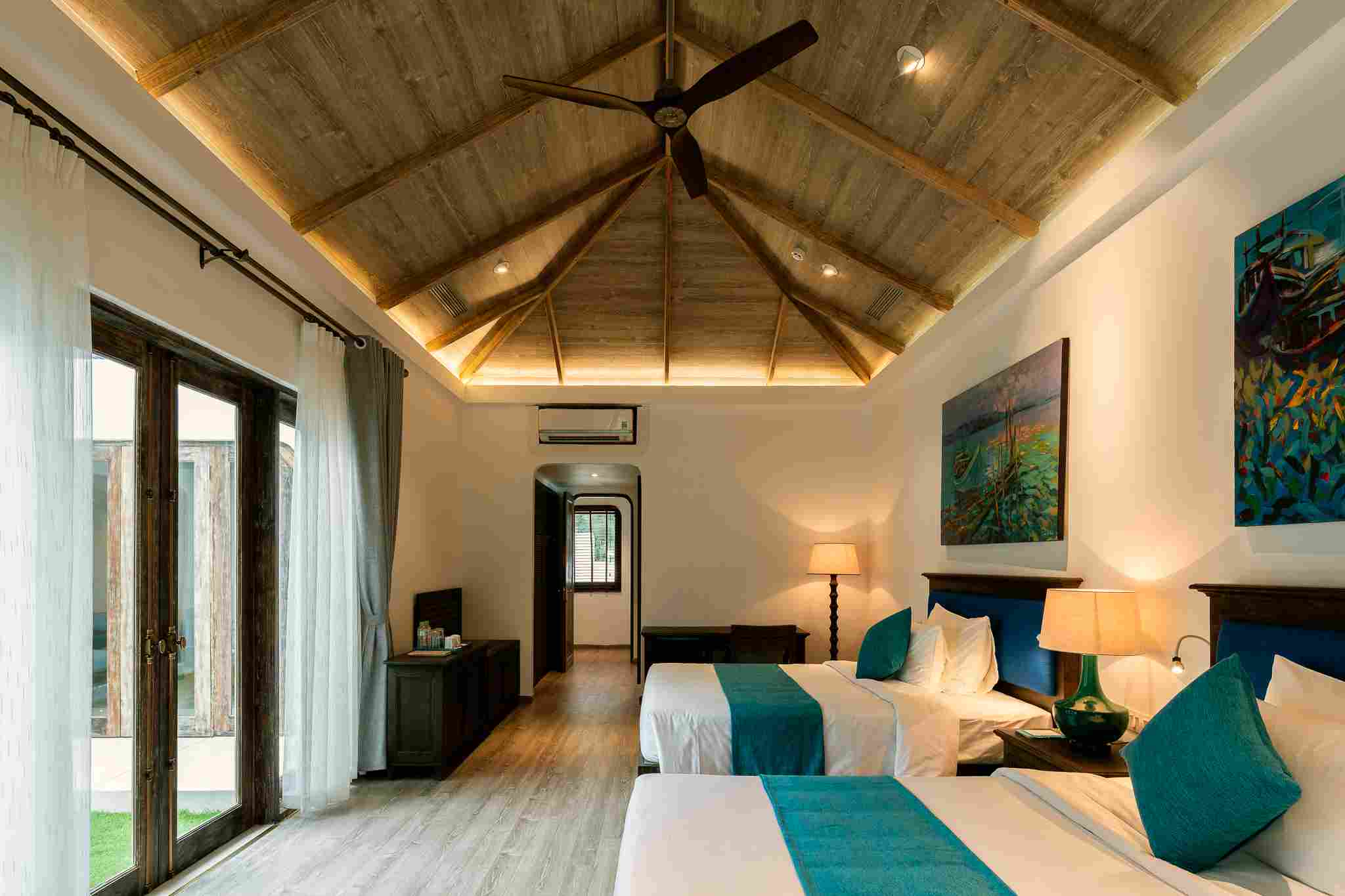 Phòng resort rộng và giá thuê cao hơn homestay